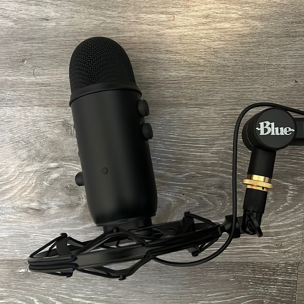 Blue Microphone: Yeticaster Studio Pro Multi-Pattern Condenser Mic Desk Bundle